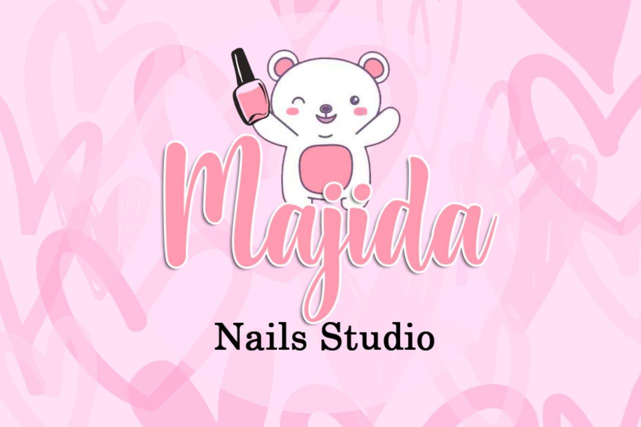 Chica aprendiendo nail art con Majida Nails Studio